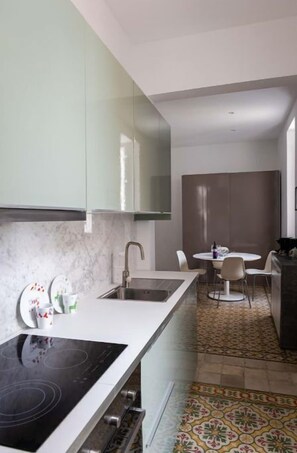 Fridge, microwave, oven, stovetop