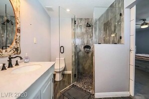 Shower, towels, soap, toilet paper - 5 minutes to Airport and the Strip- 3Bedroom, 2Bath, Great Pool (Las Vegas)