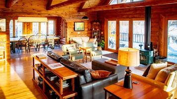 Älytelevisio, takka, kirjoja