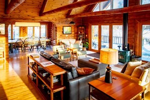 Smart TV, fireplace, books - Peaceful Lakeview Cabin Stay On Private Pennisula (Campbellsport)