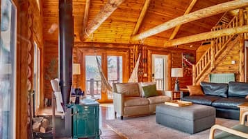 Älytelevisio, takka, kirjoja