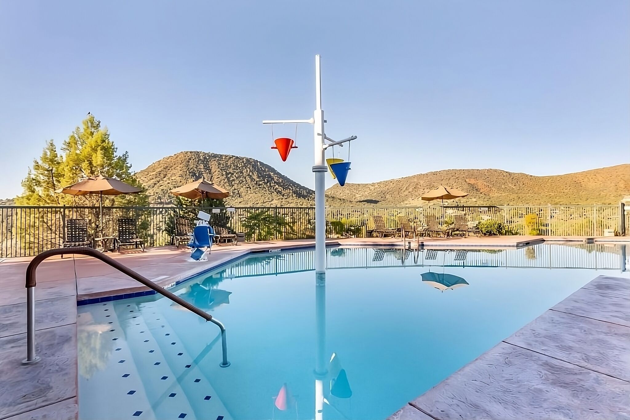 Modern Oasis in the Heart of Sedona! Swimming Pool, Full Kitchen, Free Parking!