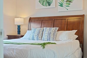 4 bedrooms, desk, iron/ironing board, travel crib - Location • Short Drive to Disney • Luxury Design (Kissimmee)