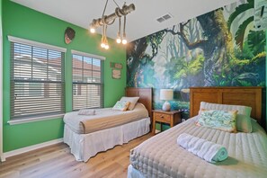 4 habitaciones, escritorio y tabla de planchar con plancha 