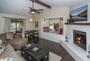 Basic Cabin | Living area