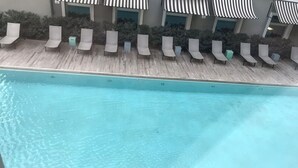 Unclassified image, 4 of 17, button - QUARTIER  MADERO  (Buenos Aires)