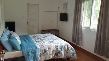 Comfort Room | Hypo-allergenic bedding, blackout drapes, free WiFi