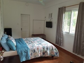Comfort Room | Hypo-allergenic bedding, blackout drapes, free WiFi