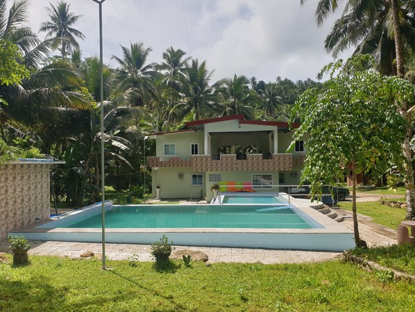 2 outdoor pools - Hotel Pentaqua (Irosin)