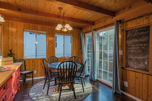 Basic Cabin | Dining room