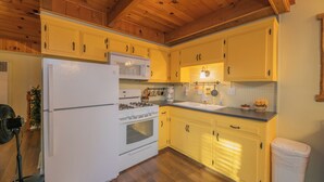 Basic Cabin | Private kitchen | Electric kettle, cookware/dishes/utensils - Far Enough Cabin (Sugarloaf)