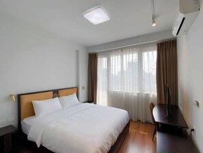WiFi - Spacious Apt with CityView, Parking & 2BR incenter (, Văn Miếu, Đống Đa )