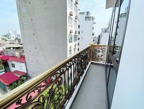 Property grounds - Spacious Apt with CityView, Parking & 2BR incenter (, Văn Miếu, Đống Đa )