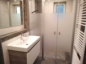 Dusche, Haartrockner, Handtücher, Toilettenpapier