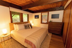 3 bedrooms, iron/ironing board, free WiFi, bed sheets - Enjoy Cabin Vibes & Lake Views, Close to Town, Lake & FLX Activities; EV Charger (Canandaigua)