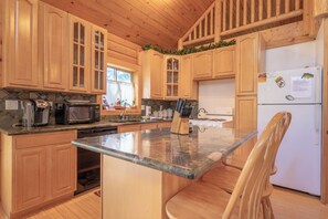 Private kitchen - Ridenour Retreat (Big Bear Lake)