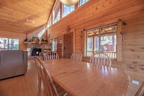 Basic Cabin | In-room dining - Ridenour Retreat (Big Bear Lake)