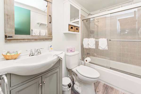 Basic Cabin | Bathroom