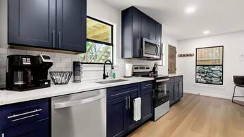 雪櫃、微波爐、焗爐、爐具