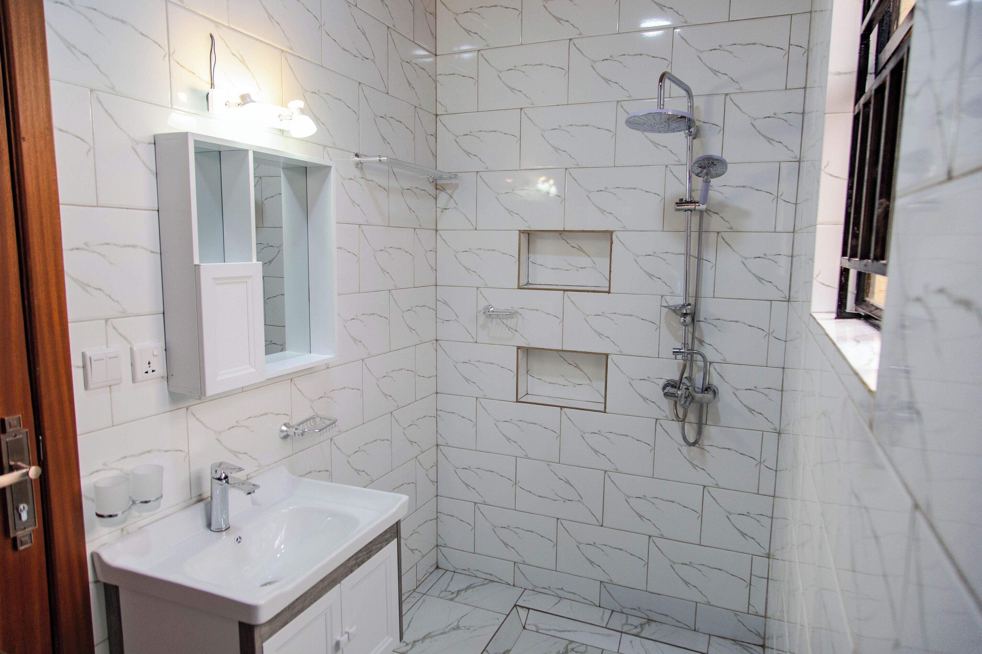 Dusche, Handtücher, Seife, Toilettenpapier