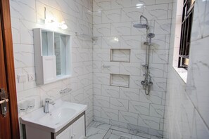 Regadera, toallas, jabón, papel de baño