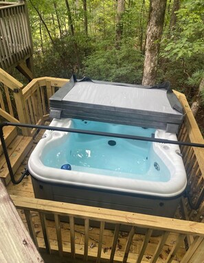 Outdoor spa tub - River Tubing, Hot Tub, Golfcourse, Pool, Pet Friendly, Helen, Innsbruck, (Helen)