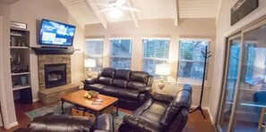 Smart-TV, Kamin, DVD-Player, Bücher