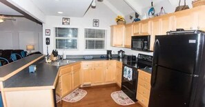 Fridge, microwave, oven, stovetop - River Tubing, Hot Tub, Golfcourse, Pool, Pet Friendly, Helen, Innsbruck, (Helen)