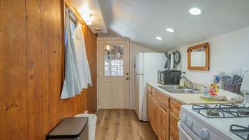 Basic Cabin | Private kitchen | Electric kettle