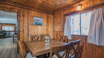 Basic Cabin | In-room dining