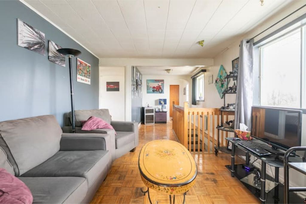 Televisión, chimenea y estéreo 