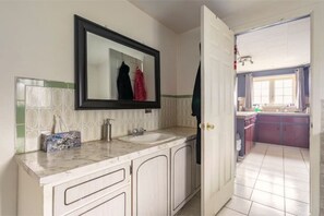 Hair dryer, towels, soap, toilet paper - Metabolizm Records Music Studio (Short term rental certificate ID: 314402) (Sabrevois)