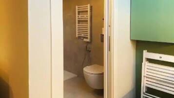 Haartrockner, Bademäntel, Handtücher, Seife