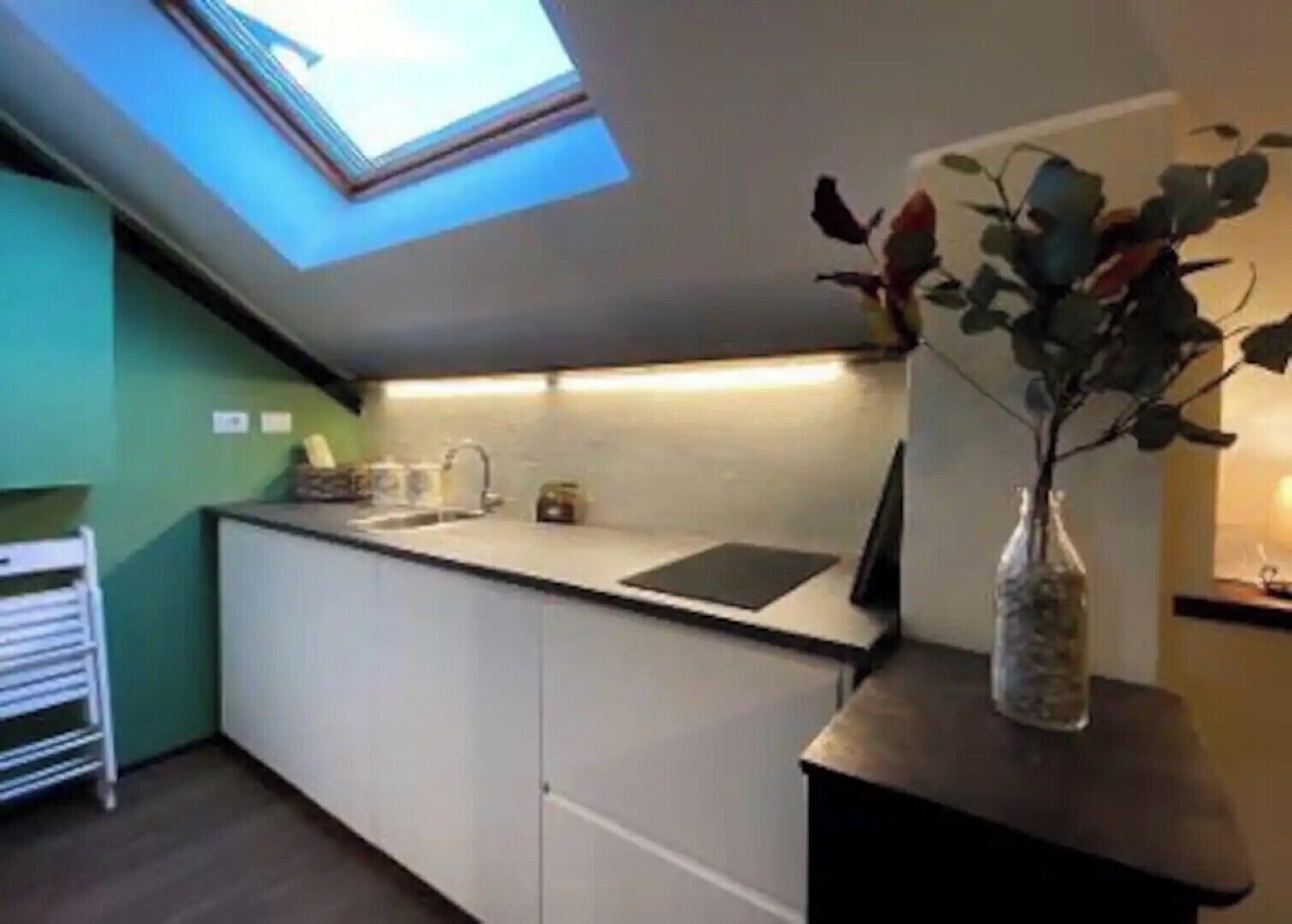 Frigorifero, microonde, piano cottura, macchina per tè/caffè