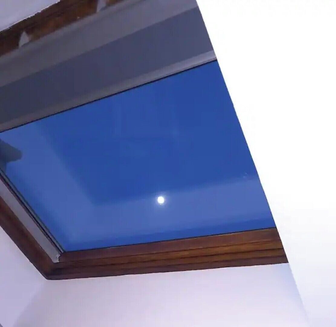 Une lucarne offrant une vue dégagée sur la lune.