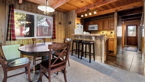 In-room dining - Fawnskin Cabin (Fawnskin)