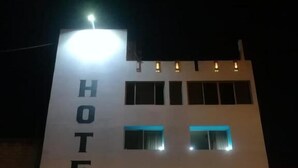 A hotel with a sign reading "HOTEL" and "PUNTO POZA-BICIA" below it. - Hotel Punto Poza Rica (Poza Rica)