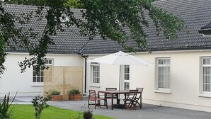 Outdoor dining - Fisherman's Lodge | Lough Corrib | 3 Bed | Galway Lakeside | Lake Access (County)