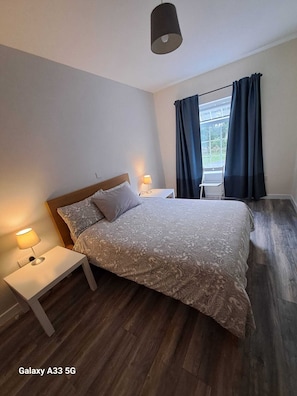 3 Schlafzimmer, Schreibtisch, Bügeleisen/Bügelbrett, Reisekinderbett
