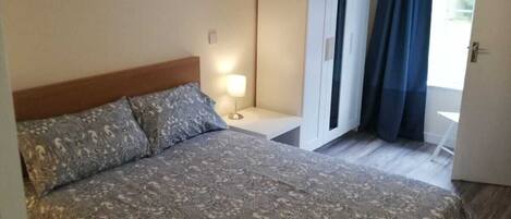 3 bedrooms, desk, iron/ironing board, travel crib