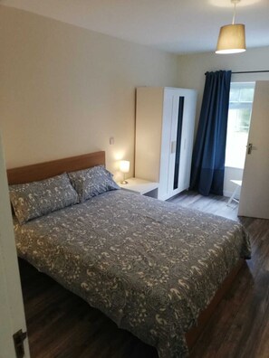 3 bedrooms, desk, iron/ironing board, travel crib