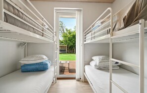 3 bedrooms, travel crib, free WiFi - Awesome home in Grenaa with kitchen (Grenaa)