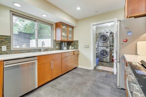 Réfrigérateur, micro-ondes, plaque de cuisson, lave-vaisselle