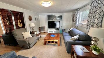 TV connectée, lecteur de DVD, livres