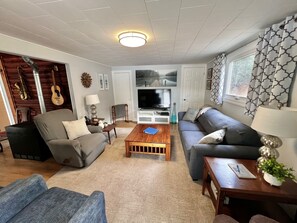 Smart-tv, dvd-spelare och böcker