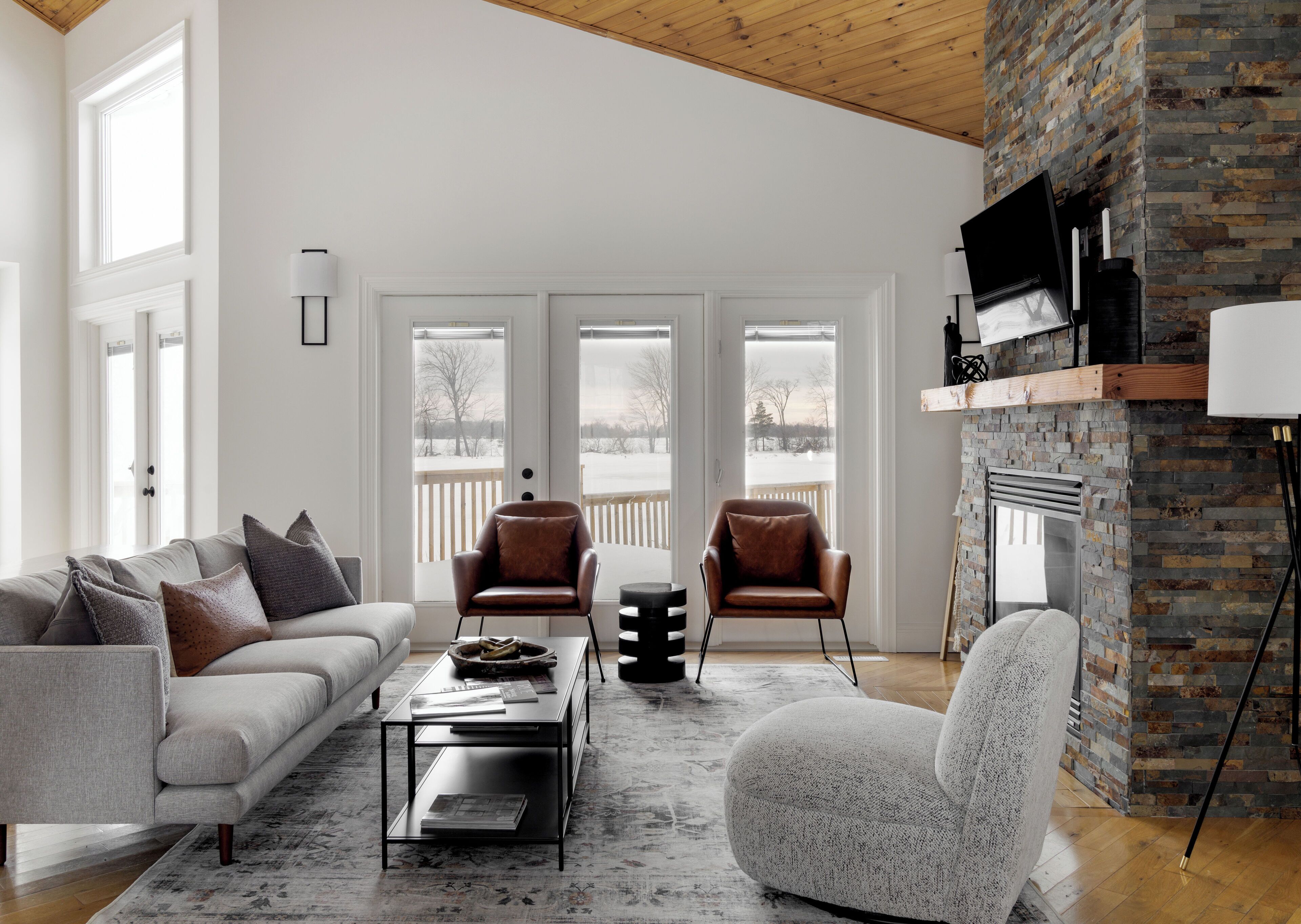 Älytelevisio, takka, kirjoja, musiikkikirjasto