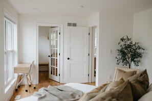 4 Schlafzimmer, Schreibtisch, Bügeleisen/Bügelbrett, Reisekinderbett