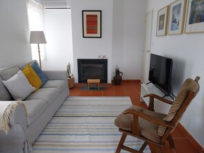 Smart TV y chimenea 