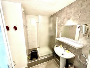 Shower, hair dryer, towels, soap - Serenity studio by the caribbean sea (Marigot)