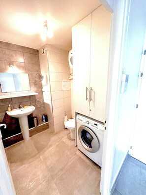 Dusche, Haartrockner, Handtücher, Seife
